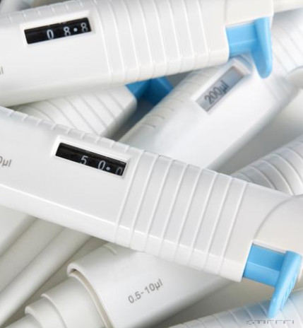 Mikroliter pipetta (0.5–10 μl), teljesen autoklávozható