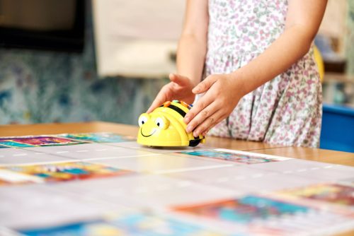 Játssz és fejlessz Bee-Bottal (Zümivel)! - Robotika az óvodában (oktatás)