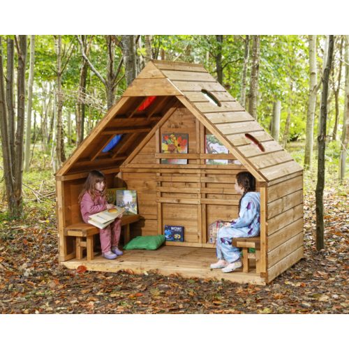 Kültéri játszóház padokkal