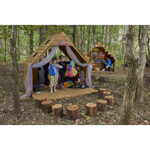 Kültéri játszóház padokkal