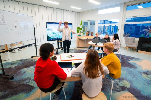 Legamaster EXPLORE 2 interaktív érintőkijelző 86" (EXP-8610) oktatási szoftverrel