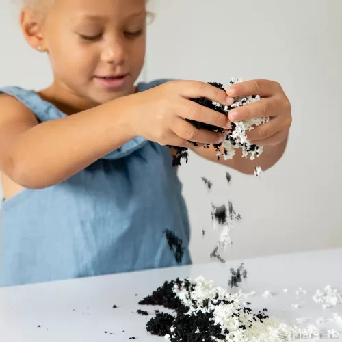 Playfoam Pluffle™ Twist fekete-fehér forgács
