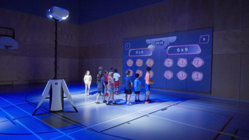 LÜ Möve hordozható interaktív tornatermi rendszer (6200 Lumen, hordozható) tárolórendszerrel Felszereléssel, beüzemeléssel, oktatással