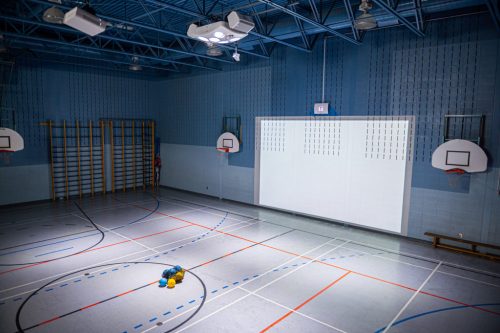 LÜ ÜNO - Egy projektoros interaktív tornatermi rendszer (5200 Lumen) Felszereléssel, beüzemeléssel, oktatással