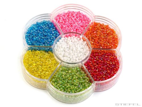 Kásagyöngyök műanyag dobozban, 7 különböző színben