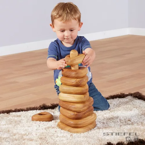 Óriás fa piramis (Háromszögekből)