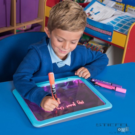 Világító rajztábla (4 db) és 6 db filctoll