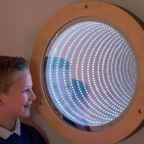 Világító végtelen tükör