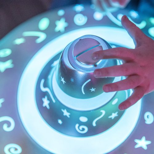 Óriás fény- és hang búgócsiga