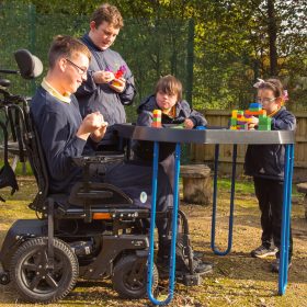   Kerekesszékhez illeszkedő, állítható magasságú állvány tereptálcához, kék