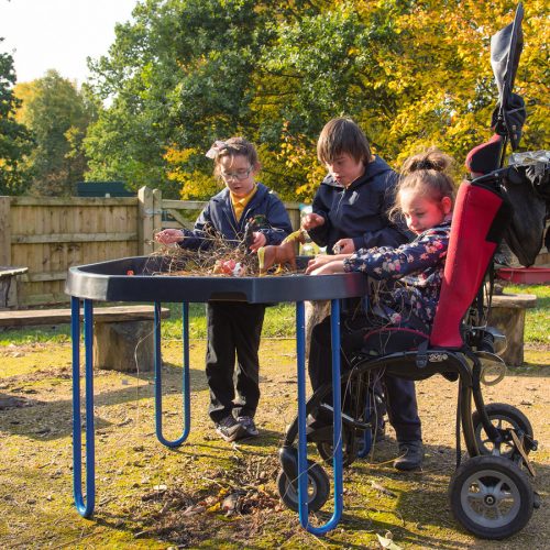 Kerekesszékhez illeszkedő, állítható magasságú állvány tereptálcához, kék